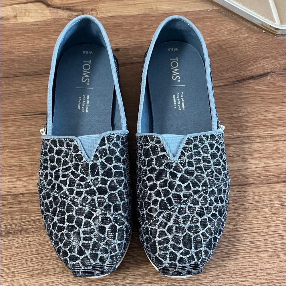 TOMS Women's Black and Silver Patterned Flats